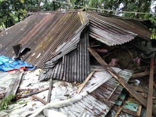 বাবার মৃত্যুতে বাড়ি এসে ঘর চাপা পড়ে নারীর করুণ মৃত্যু