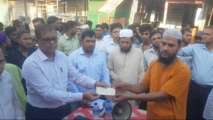 লালমোহনে অগ্নিকান্ডে ক্ষতিগ্রস্থ ব্যবসায়ীদের মাঝে অনুদান বিতরণ করলেন জেলা প্রশাসক