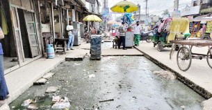লালমোহনে পচা পানির দুর্গন্ধে অতিষ্ঠ পথচারী-ব্যবসায়ীরা