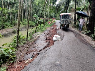 ইলিশার রোদ্রের হাটে সড়ক ভেঙে খালে ঝুঁকি নিয়ে চলছে যানবাহন