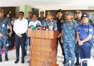 সশস্ত্র বাহিনী সব সময় জনগণের পাশে আছে :  ভোলায় নৌবাহিনীর প্রধান