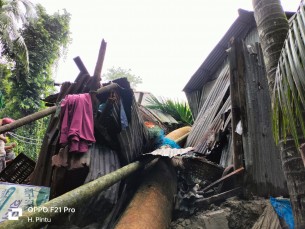 লালমোহনে ঘূর্ণিঝড়ের তান্ডবে অর্ধশতাধিক ঘরবাড়ি বিধ্বস্ত