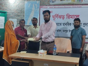 ঘূর্ণিঝড় রেমালে ক্ষতিগ্রস্থদের মাঝে ব্রাকের ত্রাণ সহায়তা বিতরণ