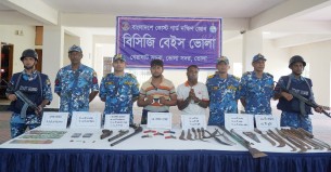 ভোলায় আগ্নেয়াস্ত্র গোলাবারুদ ও বিপুল পরিমাণ দেশীয় অস্ত্রসহ ২ ডাকাত গ্রেপ্তার