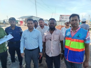 ইলিশা ঘাটে বিআইডব্লিউটিএর অভিযানে অবৈধ নৌযানকে জরিমানা