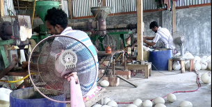 পরিত্যক্ত প্লাস্টিক থেকে ভোলায়  ভাসমান বয়া তৈরী করে সফলতা