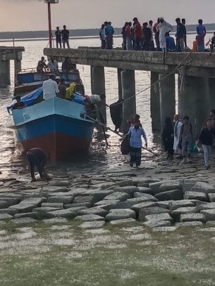 ঘূর্ণীঝড় 'দানা'র প্রভাব : সারাদেশে নৌ-যোগাযোগ বন্ধ, বিচ্ছিন্ন মনপুরা