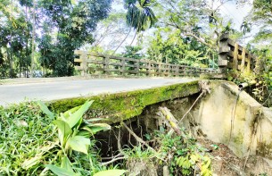 লালমোহনে ব্রিজের সংযোগ সড়কের নিচে বিশাল গর্ত