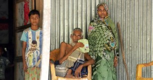 ভোলার খাদ্যবান্ধব কর্মসূচির ১০৭ ডিলার লাপাত্তা