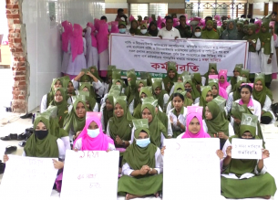 ভোলায় দ্বিতীয় দিনের মতো ৫ ঘন্টার কর্মবিরতি নার্সরা। ভোগান্তিতে রোগীরা