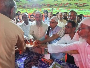 মনপুরায় ১১ পুজামন্ডপে উপজেলা বিএনপির একাংশের অনুদান প্রদান