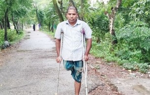 লালমোহনে একটি কৃত্রিম পা পেতে শ্যামলের আকুতি