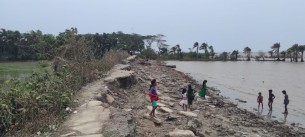 মনপুরায় ৯ কিলোমিটার বিধ্বস্ত  বাঁধ ৫ মাসেও সংস্কার হয়নি