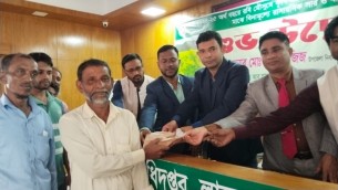 লালমোহনে কৃষকদের মাঝে বিনামূল্যে সার ও বীজ বিতরণ উদ্বোধন