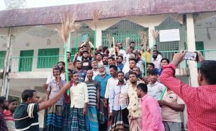 ইউপি চেয়ারম্যান ও আওয়ামী লীগ নেতার বিরুদ্ধে ঝাড়ু নিয়ে বিক্ষোভ