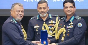 শান্তিকালীন পদক ও শ্রেষ্ঠ বিমানসেনাদের মধ্যে ট্রফি-সনদ বিতরণ