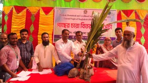 ভোলায় জলবায়ু পরিবর্তন মোকাবেলায় ফলজ ও ঔষধি গাছের চারা বিতরণ