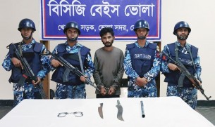 ভোলায় কোস্টগার্ডের অভিযানে দেশীয় অস্ত্রসহ সন্ত্রাসী গ্রেপ্তার