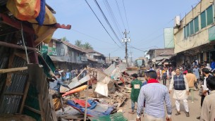 লালমোহনে ফুটপাতের অবৈধ দোকানপাট উচ্ছেদ অভিযান