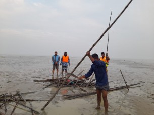 ভোলায় বিপুল পরিমাণ অবৈধ জাল  ও নৌকা জব্দ