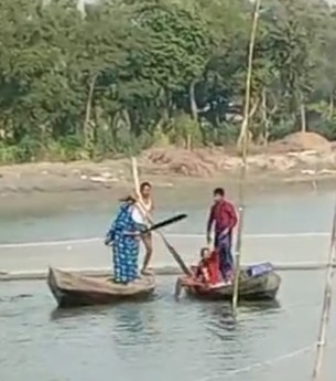 চরফ্যাসনে নৌকার মধ্যে জেলেকে পেটানোর ভিডিও ভাইরাল