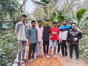 ভোলায় জনপ্রতিনিধিদের ওপর নির্ভর না করে তরুণ-যুবকদের রাস্তা সংস্কার উদ্যোগ