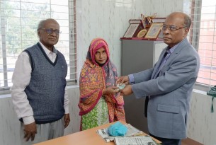 বাংলার কণ্ঠে সংবাদ প্রকাশের পর  ভোলায় বৃদ্ধা নাজমার পাশে দাড়ালেন বিশিষ্ট সমাজ সেবক নিজাম উদ্দিন