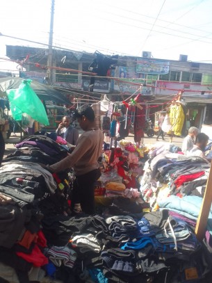 পৌষের শীতে চরবাসীর ভরসা ফুটপাতের শীতবস্ত্র