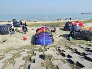 ভোলায় খোলা আকাশের নিচে টংঘরে  বেঁদে সম্প্রদায়ের বেঁচে থাকার লড়াই