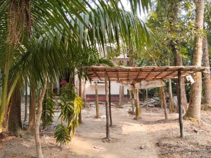 লালমোহনে বসতবাড়ির সামনে কাটাতারের বাউন্ডারি দিয়ে ঘর উত্তোলনের অভিযোগ