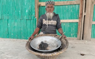 বৃদ্ধ নজির আহম্মদের রোজ চলে জীবিকার সংগ্রাম