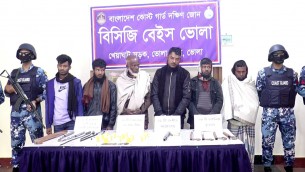 ভোলায় ১ টি আগ্নেয়াস্ত্র হাতবোমা ও বিপুল পরিমাণ দেশীয় অস্ত্রসহ দুর্ধর্ষ ৬ সন্ত্রাসীকে গ্রেপ্তার