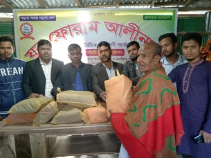 ভোলায় সামাজিক সংগঠন যুব ফোরামের শীতবস্ত্র বিতরণ