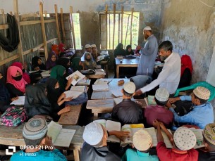 লালমোহনে পূর্ব চরউমেদ আহম্মাদিয়া দাখিল মাদরাসায় এক কক্ষে চলছে একাধিক শ্রেণির পাঠদান