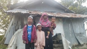 মনপুরায়  বিধবা আরজু বিবি দিশেহারা