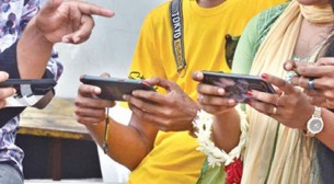 অনলাইন জুয়ার নেশায় সর্বস্বান্ত হচ্ছে মানুষ, পাচার হচ্ছে কোটি কোটি টাকা