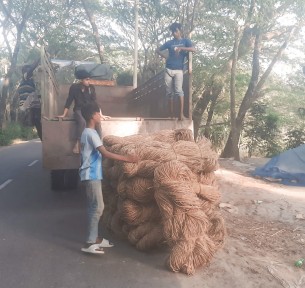 চরফ্যাসনের চরে হোগলা পাতার  দড়িতে স্বপ্ন বোনেন নারীরা