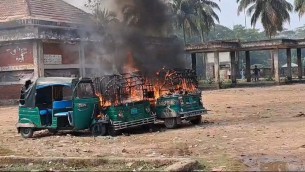 ভোলায় দুই দিন ধরে বাস শ্রমিক ও সিএনজি চালকদের মধ্যে সংঘর্ষ