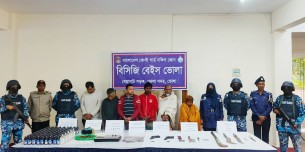 ভোলায় দুটি বিদেশী পিস্তল ও বিপুল পরিমান দেশীয় অস্ত্র ও মাদকসহ ৬ জন গ্রেপ্তার