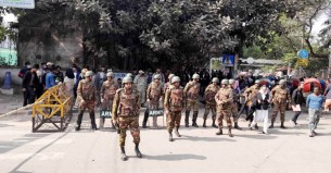 আলিয়া মাদরাসার অস্থায়ী আদালতে আগুন, সড়ক অবরোধ