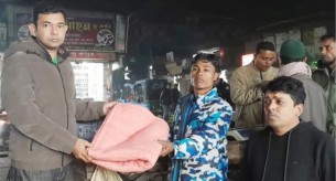 লালমোহন পৌরশহরে শীতবস্ত্র বিতরণ