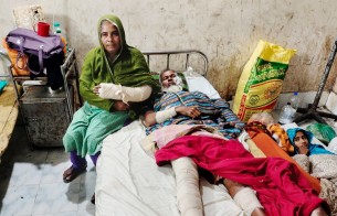 লালমোহনে তুচ্ছ ঘটনায় স্বামী-স্ত্রীসহ ৪ জনকে পিটিয়ে আহত