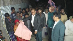 ভোলায় বাঁধবাসী শীতার্তদের মাঝে জেলা প্রশাসকের কম্বল বিতরণ