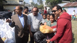 ভোলায় দরিদ্র শিশু শিক্ষার্থীদের মাঝে নানা উপকরণ বিতরণ