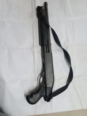 লালমোহনে প্রাথমিক বিদ্যালয়ের নিচতলা থেকে শর্টগান উদ্ধার