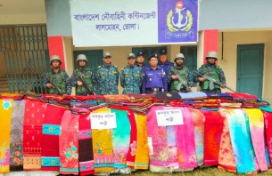 ভোলায় নৌবাহিনী যৌথ অভিযানে বিপুল পরিমান বিদেশী শাড়ি জব্দ
