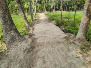 ভোলার মালেরহাট ব্রিজের পশ্চিম পাশে দুই  কিলোমিটার কাঁচা সড়কের বেহাল দশা