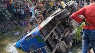 ভোলায় অটোরিকশাকে সাইড দিতে গিয়ে বাস খাদে, আহত ২৫