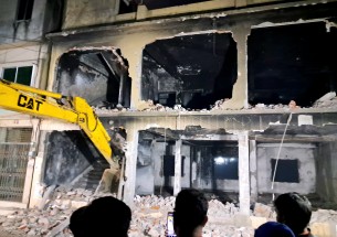 ভোলায় এক্সেভেটর দিয়ে গুড়িয়ে দেয়া হলো আওয়ামী লীগ অফিস ও শেখ মুজিবের ম্যুরাল