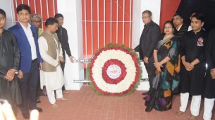 ভোলায় ২১শে প্রথম প্রহরে শহীদ বেদিতে  সর্বস্তরের মানুষের ঢল